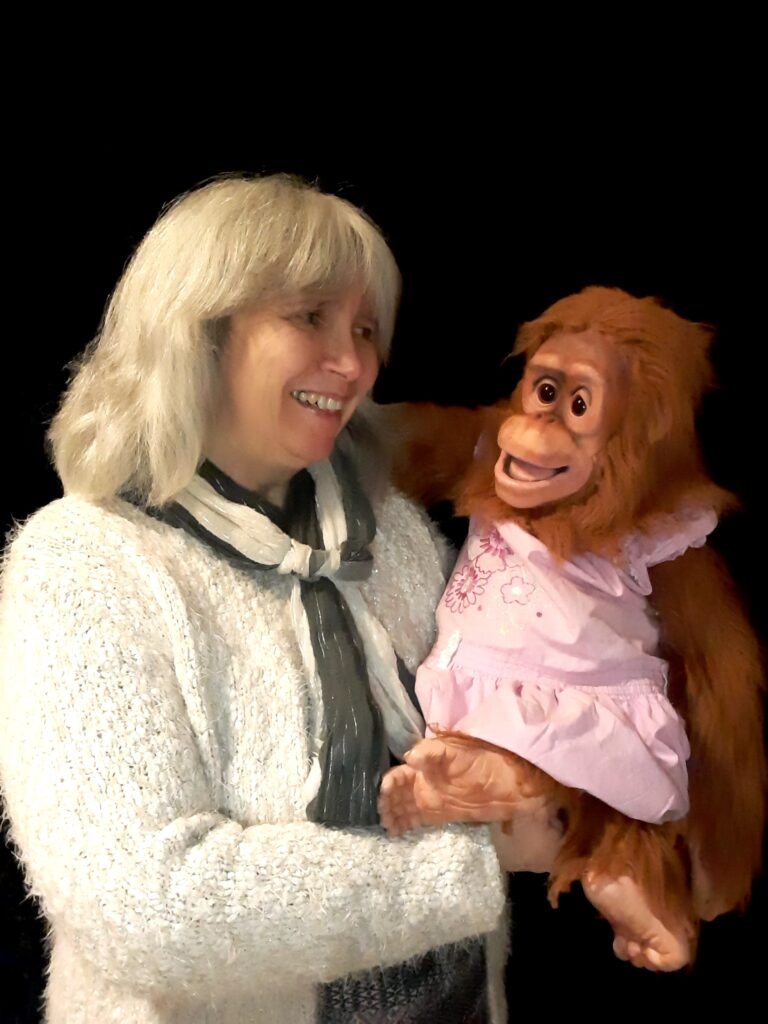 Anna avec Alix, l'orangoutan
